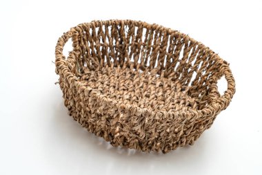 Beyaz arkaplanda hasır sepet