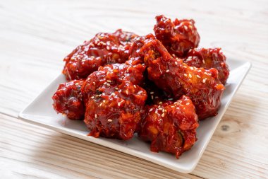 Baharatlı soslu kızarmış tavuk 