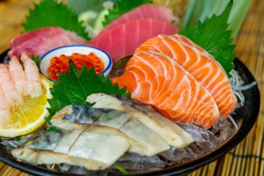 taze somon ton balığı ve hamachi çiğ sashimi