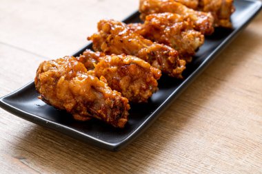 Soslu kızarmış tavuk.