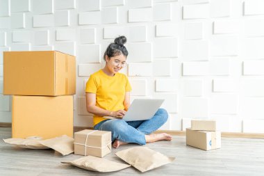 Genç Asya iş başlangıç yukarı online satıcı sahibi kullanarak bilgisayar