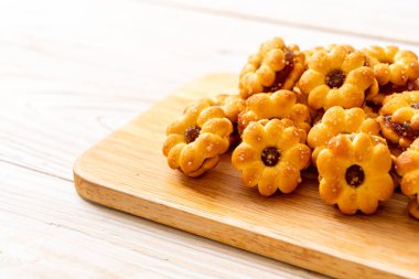 ananas reçeli ile çiçek bisküvi