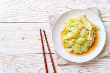 Balık soslu tavada kızartılmış lahana