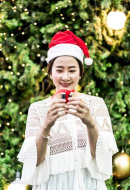 hediye ile gülümseyen güzel genç Asyalı kadın portresi