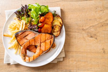 sebze ve patates kızartması ile ızgara somon biftek fileto