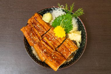 eel (Unagi) pirinç kase (donburi tepesinde)