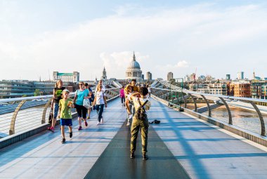 Londra, İngiltere, 27 Ağustos 2019: İnsanlar Millenium b'de yürüyor