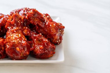 Baharatlı soslu kızarmış tavuk 