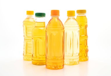 şişe buzlu çay ve yeşil çay beyaz arka plan üzerinde