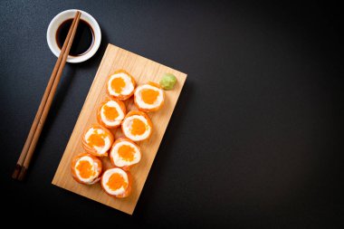 mayonez ve karides yumurta ile taze somon suşi rulo