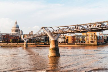 Gün batımında St Pauls Katedrali ve Milenyum Köprüsü