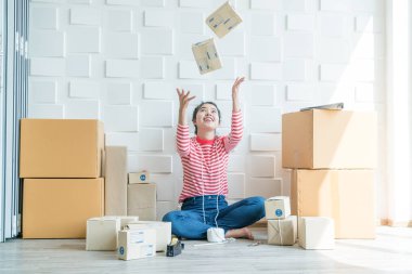 Asya kadın iş sahibi çalışan evde ambalaj kutusu ile w