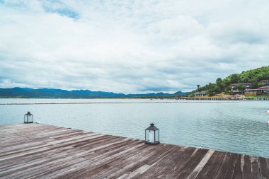 Kanchanaburi de bulutlu gökyüzü ile Srinagarind Barajı , Tayland