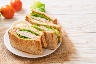 Ev yapımı ton balıklı sandviç 