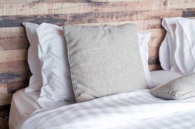 yatakta güzel rahat yastıklar