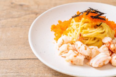 karidesler ve karides yumurtası ile spagetti kremsi