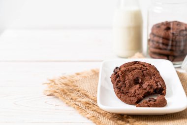 çikolata parçaları ile çikolatalı kurabiye 