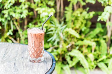 Masanın üzerine çikolatalı buzlu cam