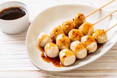  tatlı biber soslu ızgara domuz eti köfte