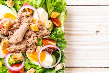 Sebze salatası ve yumurta ile tuna