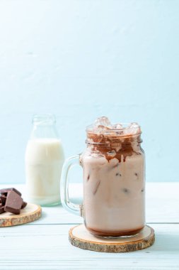 Buzlu çikolata milkshake içecek