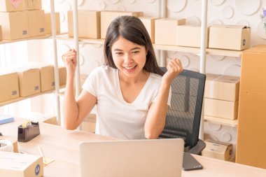 Genç Kadınlar müşteri, iş sahibi yeni sipariş sonra mutlu 