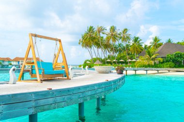 tropikal Maldivler tatil ve deniz arka plan ile kanepe salıncak