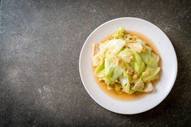 Balık soslu tavada kızartılmış lahana