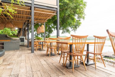 kafe restoranda ahşap masa ve sandalye