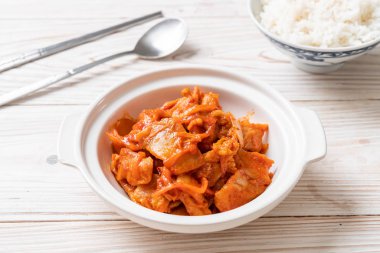 kimchi ile tavada kızartılmış domuz eti