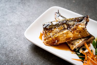 Teriyaki soslu ızgara Saba balık biftek