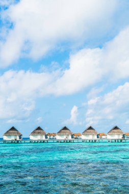 plaj ve deniz ile tropikal Maldivler tatil otel ve ada