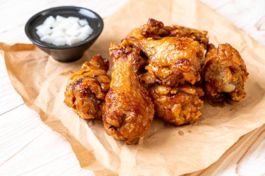 Soslu kızarmış tavuk.