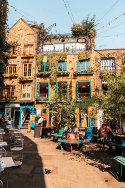 Londra, İngiltere - 27.09.2019. Renkli binaların bir görünümü 