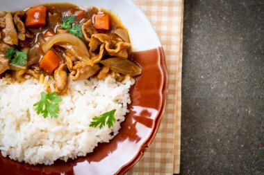 Japon köri pirinç dilimlenmiş domuz eti, havuç ve soğan ile