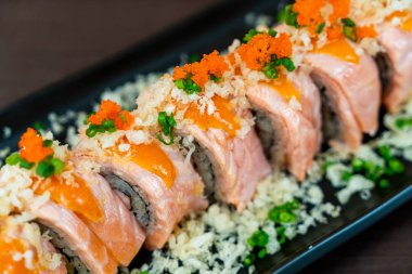 ızgara somon suşi roll - Japon yemekleri