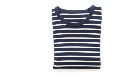 Beyaz arka planda katlanmış çizgili t-shirt