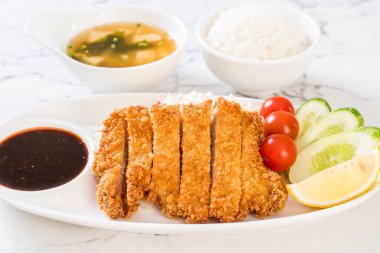 Japon derin kızarmış domuz pirzola (tonkatsu kümesi)