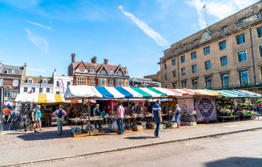 Cambridge/Uk - 28 Ağustos 2019. Pazar Meydanı ve Büyük St Mary's 