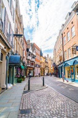 Cambridge, İngiltere - Ağu 28 2019: Cambridge Old Trinity sokak, İngiltere