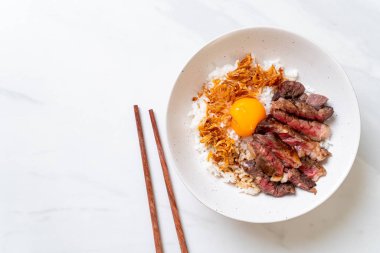 yumurta ile tepesinde pirinç kase dilimlenmiş sığır eti