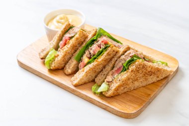 Ev yapımı ton balıklı sandviç 