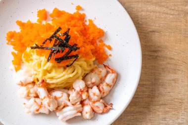 karidesler ve karides yumurtası ile spagetti kremsi