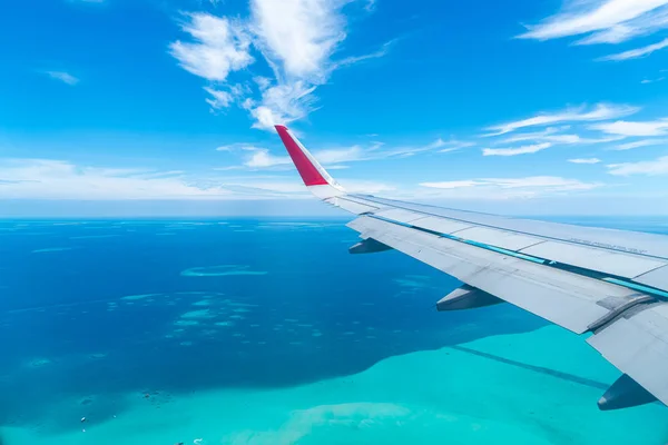 Maldives islands top view from airplane window — Stock Photo, Image
