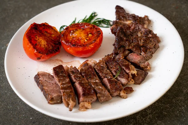 Steak de bœuf grillé moyen rare — Photo