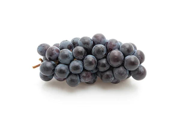 Uvas pretas frescas sobre fundo branco — Fotografia de Stock