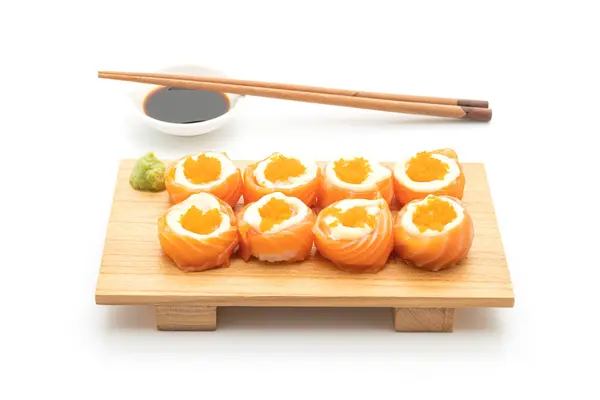 Verse zalm Sushi broodje met mayonaise en garnalen ei — Stockfoto