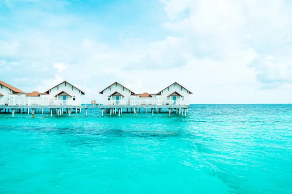 美しい熱帯モルディブのリゾートホテルと島とビーチ — ストック写真
