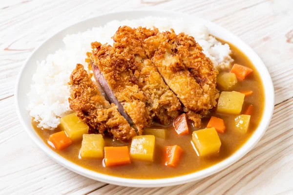 Knusprig gebratenes Schweineschnitzel mit Curry und Reis — Stockfoto