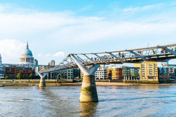 St Pauls Cathedral och Millennium Bridge vid Sunset landskap — Stockfoto